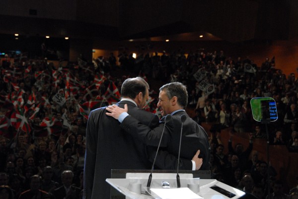 Iñigo Urkullu y el Lehendakari Ibarretxe se saludan 