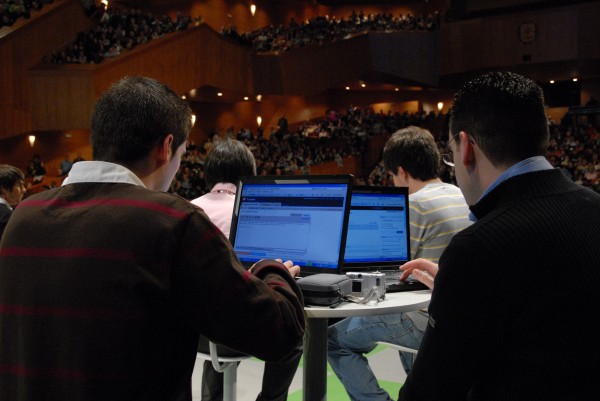 Los blogeros retransmitiendo el acto por medio de las nuevas tecnologías 