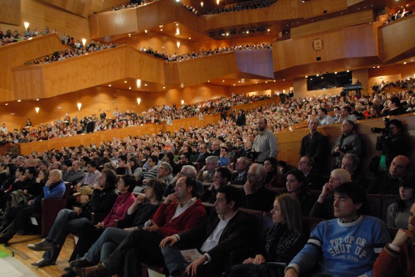 Una vista panorámica del público que asistió al acto 