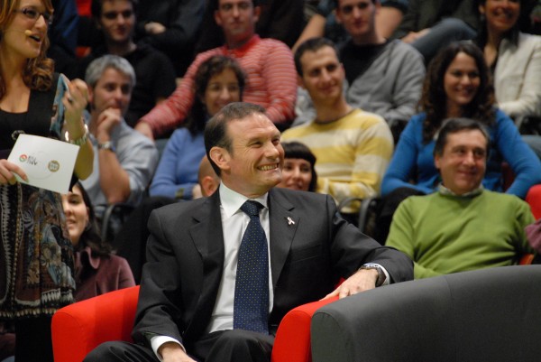 El Lehendakari Ibarretxe escucha a uno de los participantes 