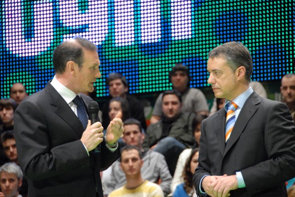 El lehendakari Ibarretxe conversa con Iñigo Urkullu 