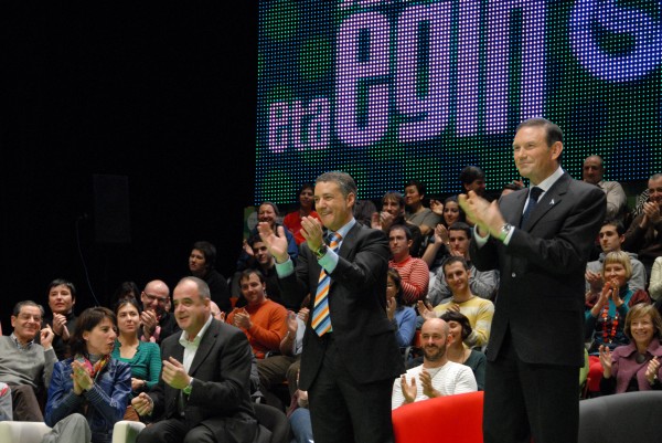 Iñigo Urkullu y el Lehendakari Ibarretxe saludan a los asistentes al acto 