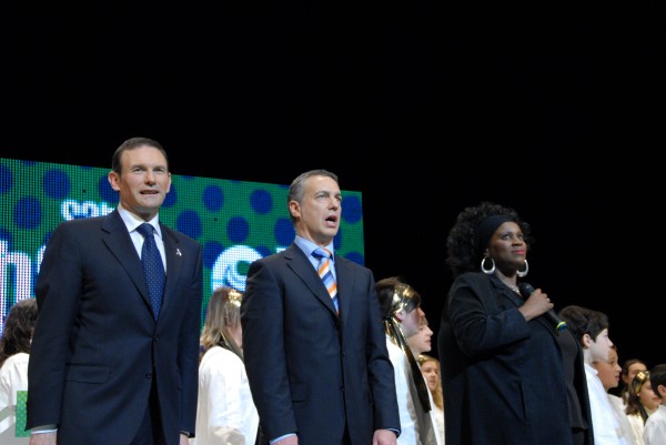 Partaideak  Gora ta Gora abesten 