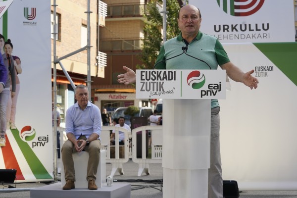 Mitin Laudio. Estibaliz Larrauri, Iñigo Urkullu, Andoni Ortuzar.