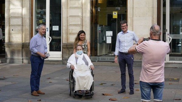 Paseo por Vitoria Gasteiz. Jone Berriozabal, Gorka Urtaran, Iñigo Urkullu.