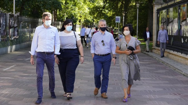Paseo por Vitoria Gasteiz. Jone Berriozabal, Gorka Urtaran, Iñigo Urkullu.