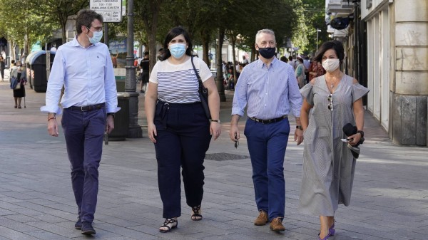 Paseo por Vitoria Gasteiz. Jone Berriozabal, Gorka Urtaran, Iñigo Urkullu.