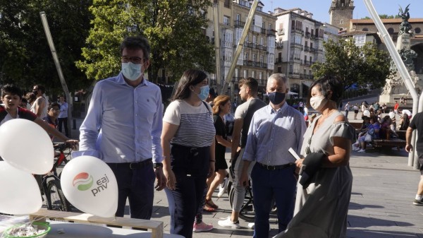 Paseo por Vitoria Gasteiz. Jone Berriozabal, Gorka Urtaran, Iñigo Urkullu.