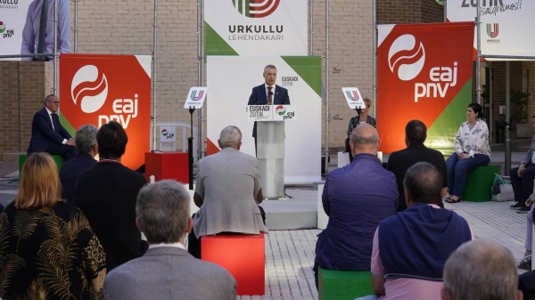 Mitina Oion. Ramiro González, Arantxa Tapia, Iñigo Urkullu.