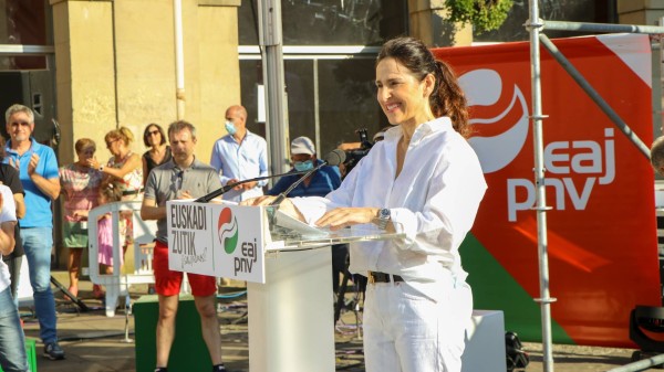 Mitin Zumarraga. Bakartxo Tejeria, Iñigo Urkullu, Andoni Ortuzar.