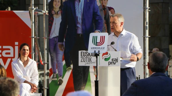 Mitina Zumarraga. Bakartxo Tejeria, Iñigo Urkullu, Andoni Ortuzar.