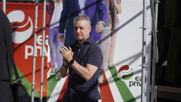 Mitin Vitoria-Gasteiz. Jone Berriozabal, Iñigo Urkullu, Andoni Ortuzar.