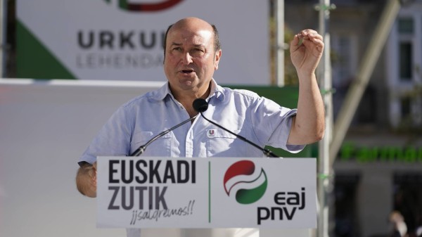 Mitina Vitoria-Gasteiz. Jone Berriozabal, Iñigo Urkullu, Andoni Ortuzar.