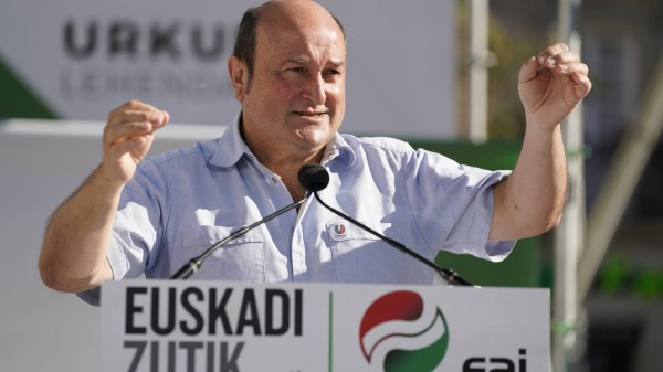 Mitina Vitoria-Gasteiz. Jone Berriozabal, Iñigo Urkullu, Andoni Ortuzar.