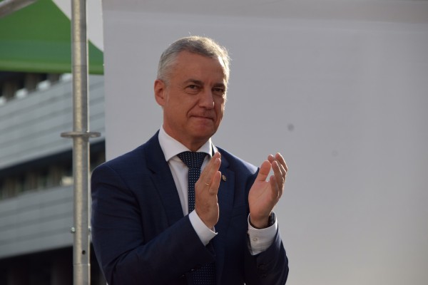 Mitin Donostia. Bakartxo Tejeria, Iñigo Urkullu, Andoni Ortuzar	