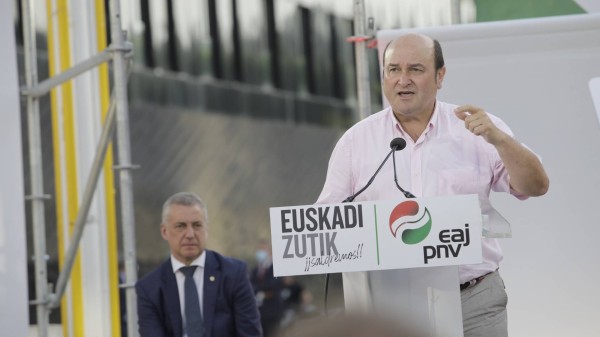 Mitin Donostia. Bakartxo Tejeria, Iñigo Urkullu, Andoni Ortuzar	