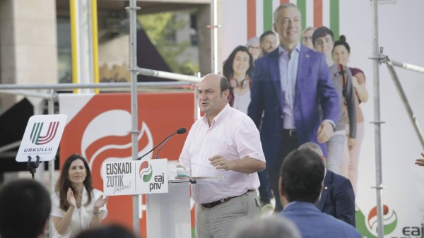 Mitin Donostia. Bakartxo Tejeria, Iñigo Urkullu, Andoni Ortuzar	