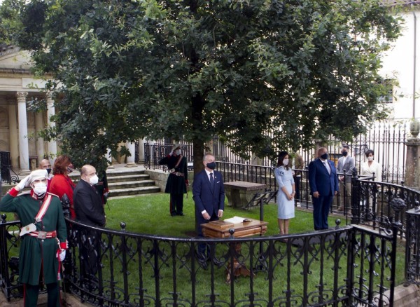 Lehendakari Iñigo Urkullu jura su cargo ante el árbol de Gernika - 2020