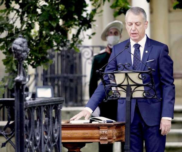 Lehendakari Iñigo Urkullu jura su cargo ante el árbol de Gernika - 2020