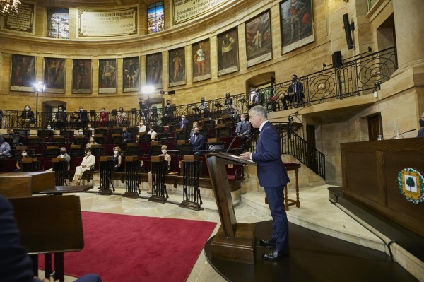 Iñigo Urkullu lehendakariak Gernikako zuhaitzaren azpian egin du karguaren zina - 2020