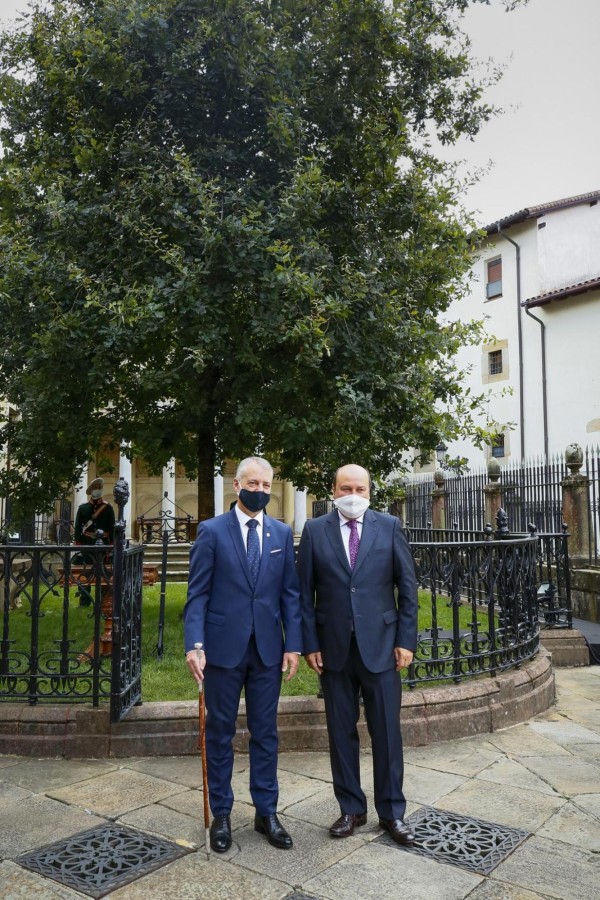 Lehendakari Iñigo Urkullu jura su cargo ante el árbol de Gernika - 2020