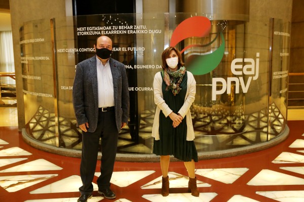 Andoni Ortuzar recibe a Pilar Garrido en Sabin Etxea 