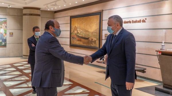 Andoni Ortuzar, se ha reunido hoy en Sabin Etxea con el embajador de Georgia, Ilia Giorgadze