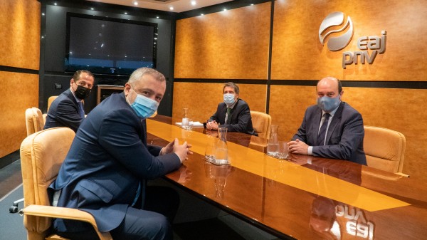  Andoni Ortuzar Sabin Etxean batzartu da gaur goizean Georgia-ko enbaxadore Ilia Giorgadzerekin