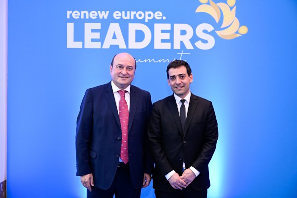 Andoni Ortuzar eta Stéphane Séjourné Renew Europeren goi-bileran, Bruselan