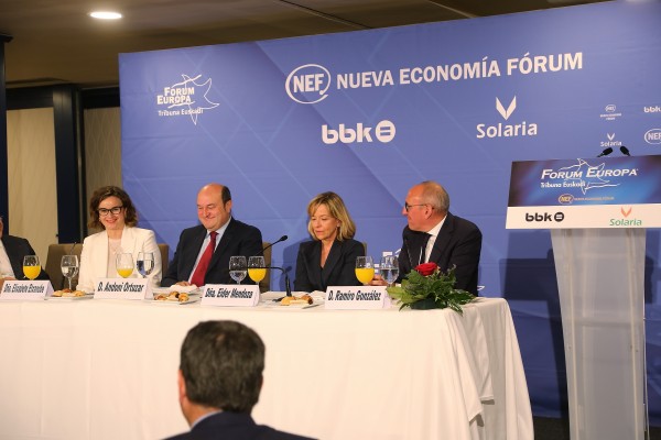 M-28 Forum Nueva Economía. Ramiro González, Elixabete Etxanobe, Eider Mendoza