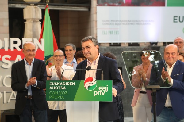 J-23 Kanpainaren hasiera - Albia lorategian