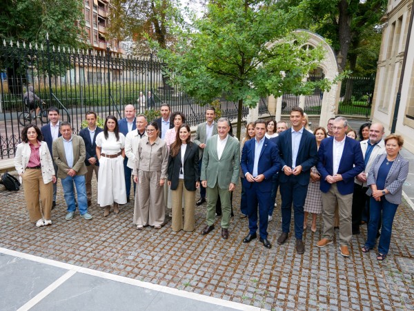 2026 09 16 Talde parlamentarioaren bilera Aitor Esteban eta Imanol Pradales Lehendakariarekin