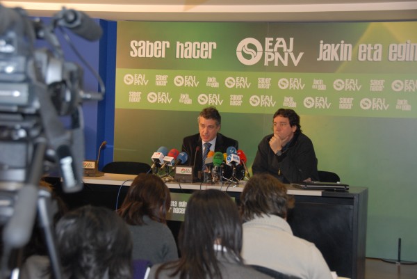 Reunión con cargos institucionales en Gasteiz