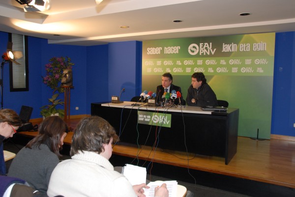 Reunión con cargos institucionales en Gasteiz