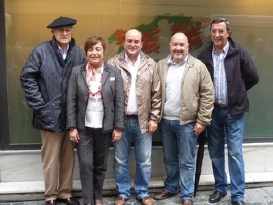 Un vasco de foulard y txapela