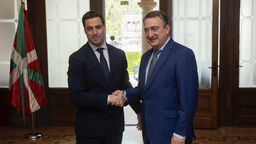 Aitor Esteban y el Lehendakari Imanol Pradales abordan los principales ...