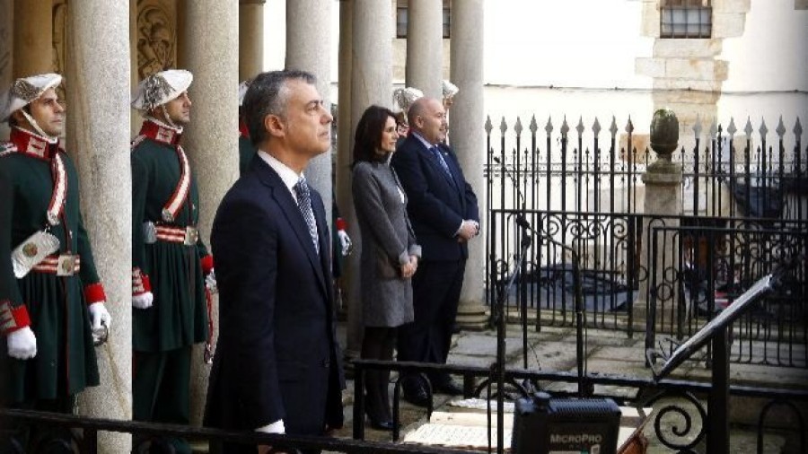 Iñigo Urkullu lehendakariak Gernikako zuhaitzaren azpian egin du karguaren zina - 2012