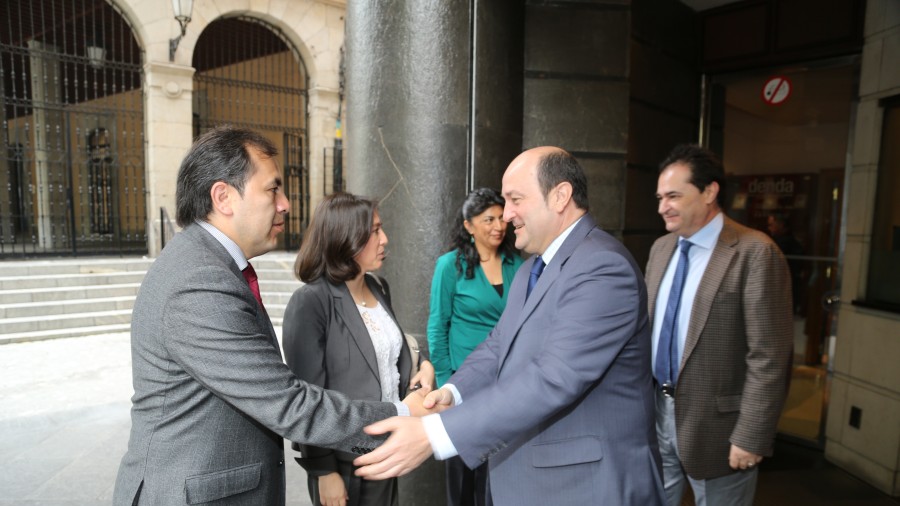 Visita Embajadora de Bolivia a Sabin Etxea