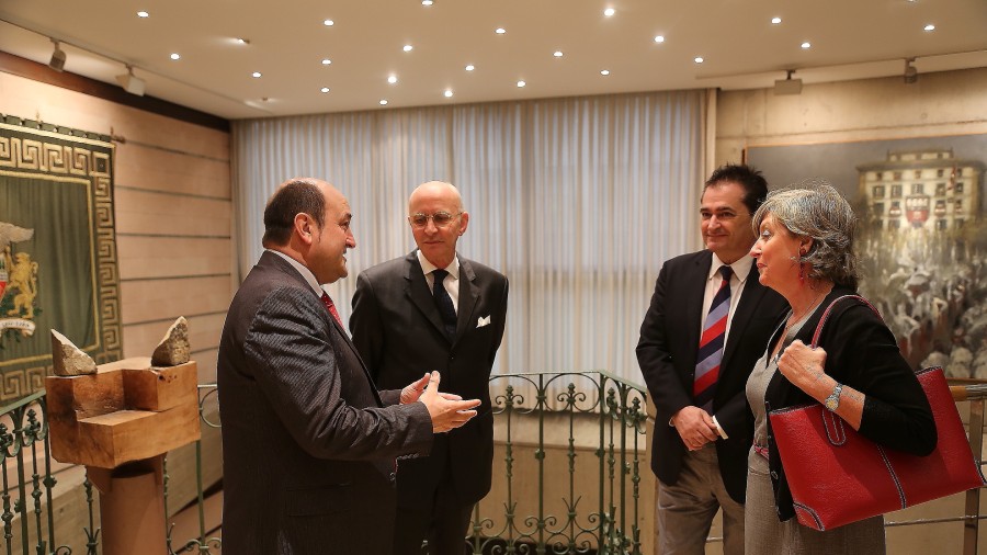 Ortuzar con el Embajador de Bélgica