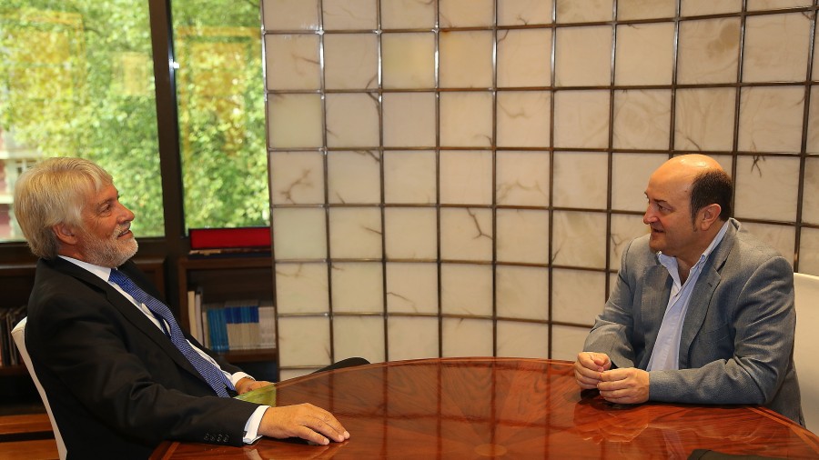 Ortuzar con el Embajador del Reino Unido