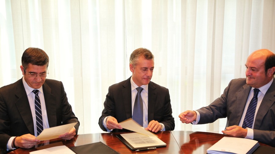 Firma Acuerdo EAJ PNV - PSE 2013