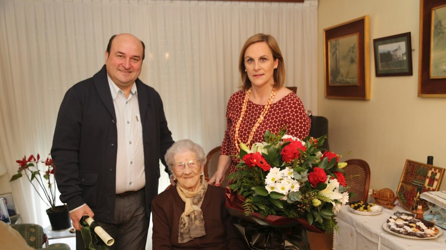 Ortuzar y Atutxa felicitan a Petra Uribe