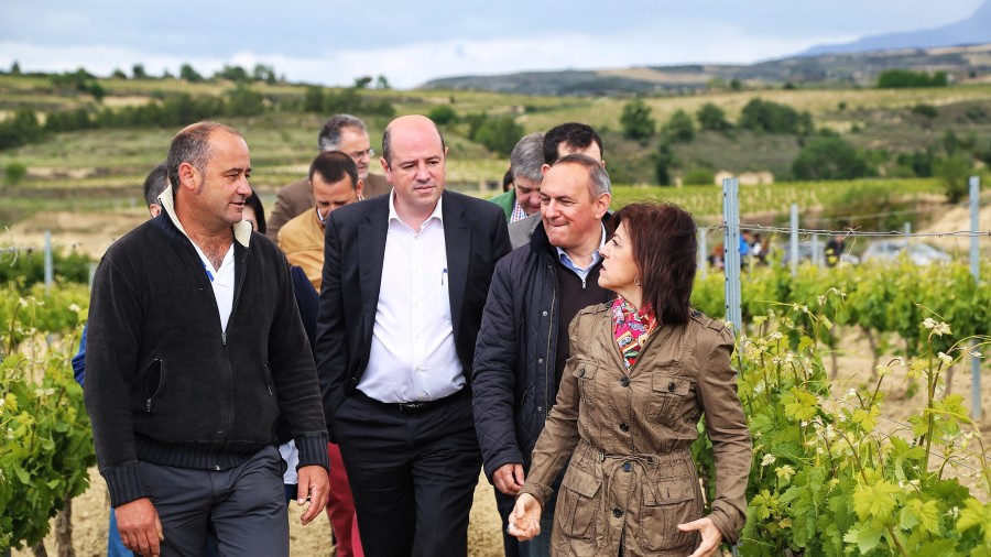 Izaskun Bilbao visita Villabuena de Alava