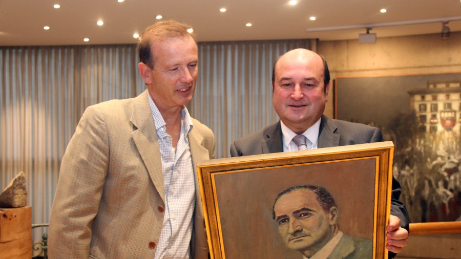 Aguirre Lehendakariaren koadroaren ematea