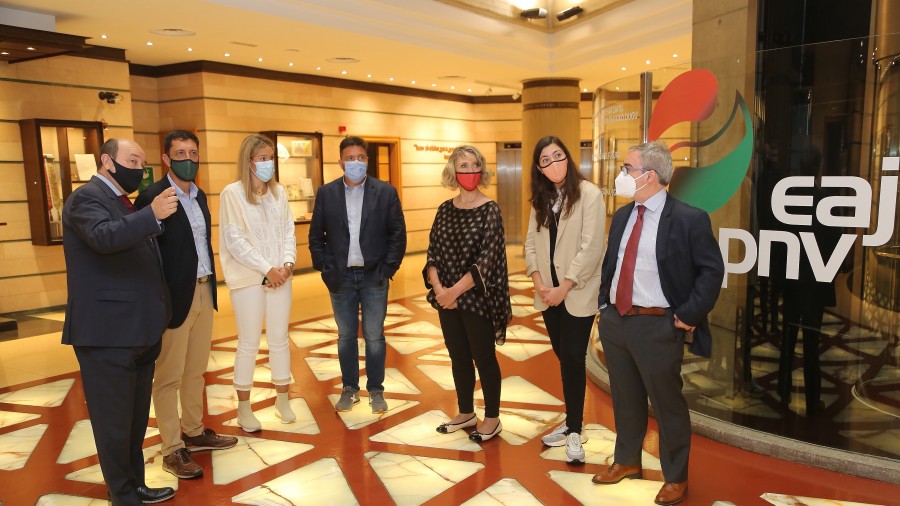 Andoni Ortuzar, Mireia Zarate eta Joseba Aurrekoetxeak El Pi taldearen ordezkaritza hartu dute 