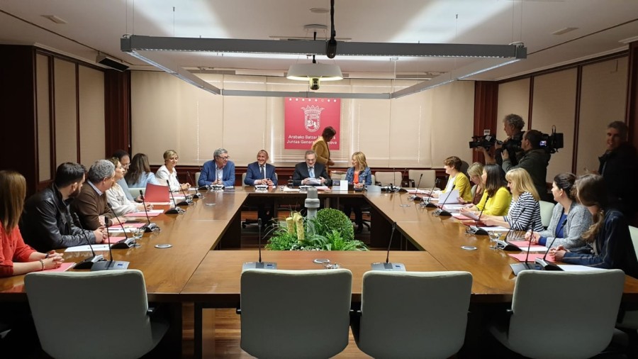 Ramiro Gonzálezek EAJ-PNV-k Arabaren lidergoan jarraitzeko erantzukizuna berea egiten duela jakinarazi du “inoiz baino babes gehiagorekin eta elkarrizketa eta egonkortasunaren bilatzea premisa dituelarik” Ramiro Gonzálezek EAJ-PNV-k Arabaren lidergoan jarraitzeko erantzukizuna berea egiten duela jakinarazi du “inoiz baino babes gehiagorekin eta elkarrizketa eta egonkortasunaren bilatzea premisa dituelarik”