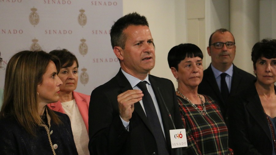 Bildarratzen iritziz, “Sanchezek badaki ez direla betetzen 155. artikulua aplikatzeko baldintzak, baina gaia erabiltzen ari da politikoki komeni zaiolako”