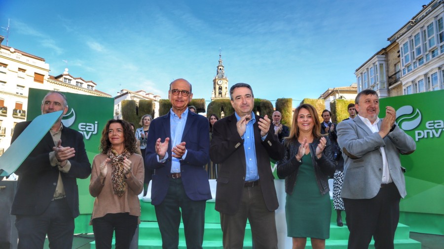 Aitor Estebanek EAJ-PNVren “alternatiba” aldarrikatu du Madrilgo “desastrearen” eta “itxurakeria kolpez eginiko politikaren” aurrean