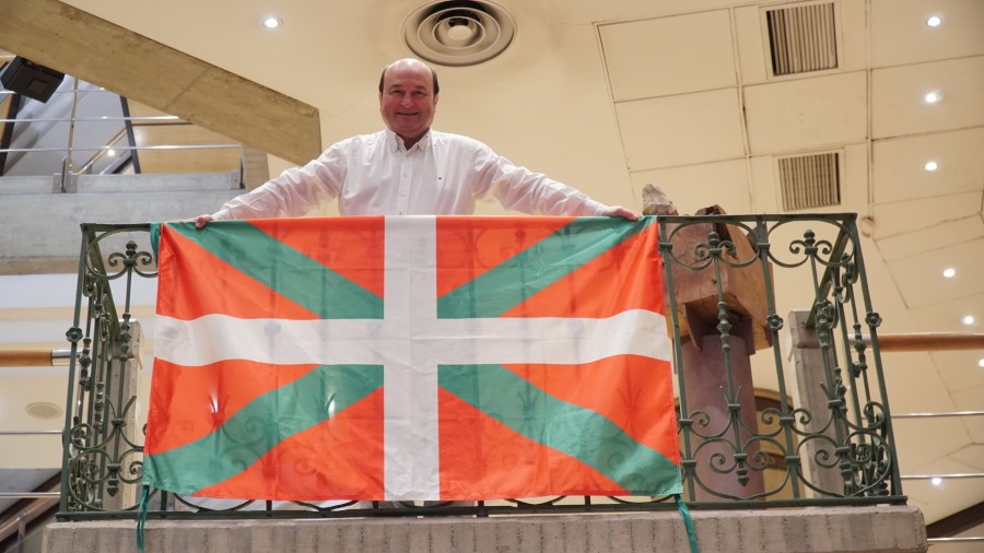 Ortuzar llama a vascas y vascos a celebrar el Aberri Eguna “colocando la ikurriña en el balcón y guardando un minuto silencio por las víctimas del Covid-19”