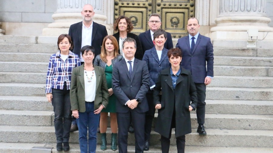 Autonomia erkidegoak eta udalak adingabe gisa tratatzeari uzteko eta aurrekontuen egonkortasun arauak malgutzeko eskatu dio EAJ-PNVk Espainiako Gobernuari